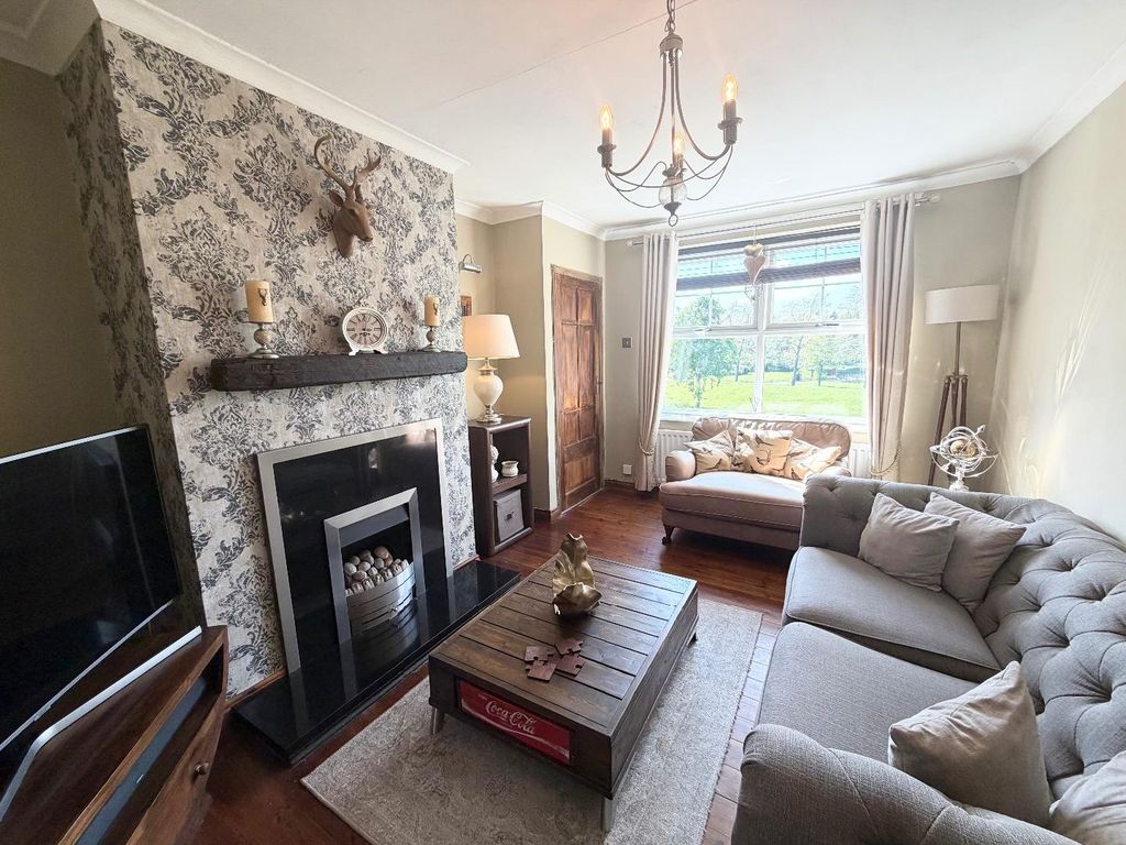 Property photo 2 of 19 Lounge