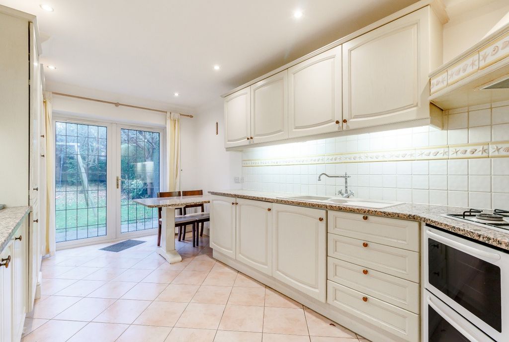 Property photo 3 of 9 Kitchen