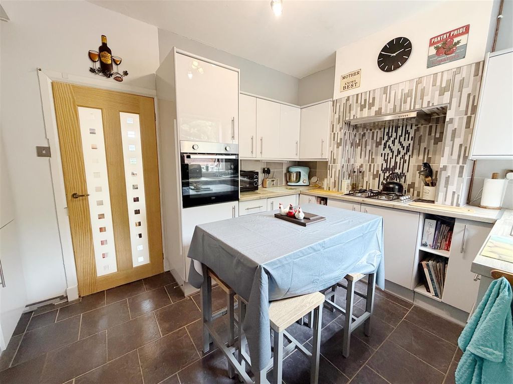 Property photo 2 of 10 Kitchen