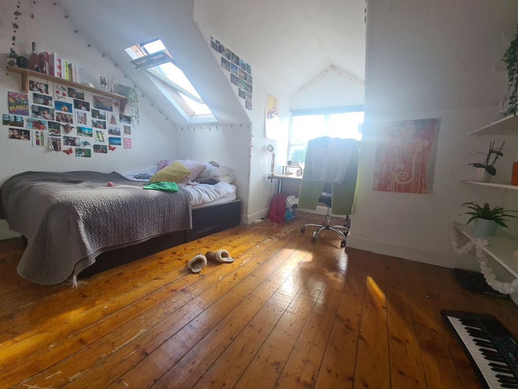 Property photo 3 of 19 Bright And Spacious Master Bedroom With Sloped Cei...