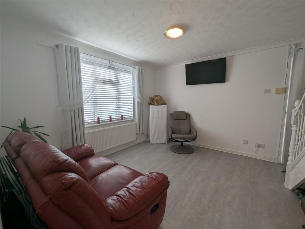 Property photo 2 of 8 Lounge