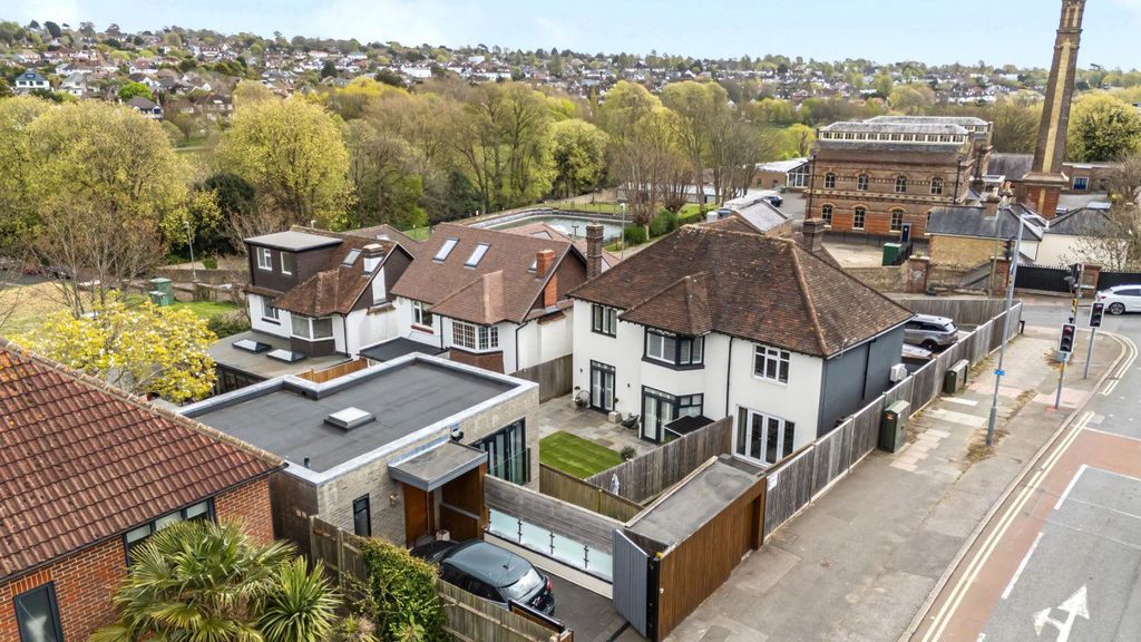 Additional image 12 of 4 bed property to rentWoodland Drive, Hove BN3