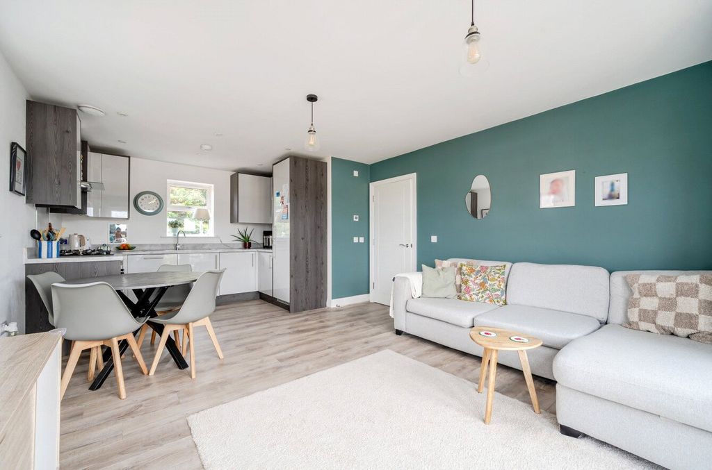 Property photo 1 of 13 1335403-3-6894Ade...