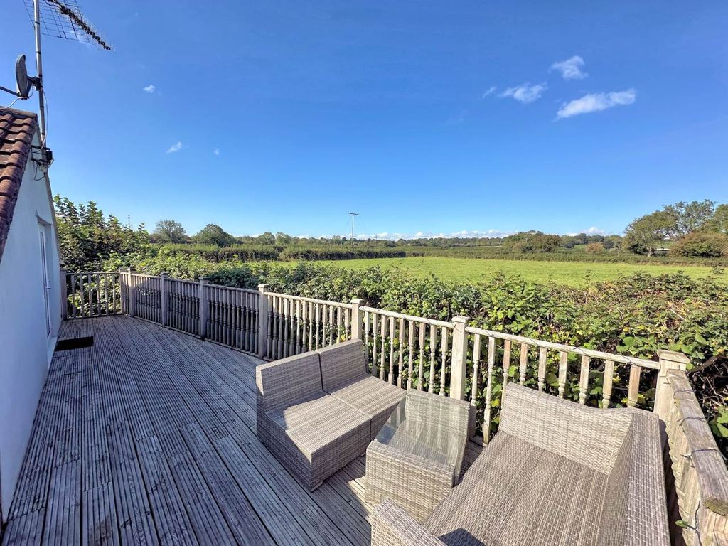 Property photo 2 of 17 Desking Area