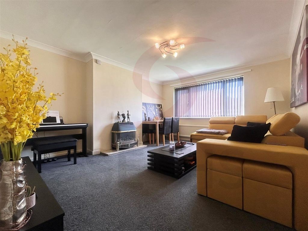 Property photo 2 of 8 Lounge