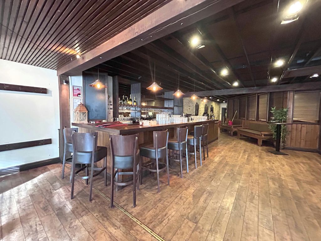 Property photo 2 of 12 3240 Poole Hill6 1E.Jpg