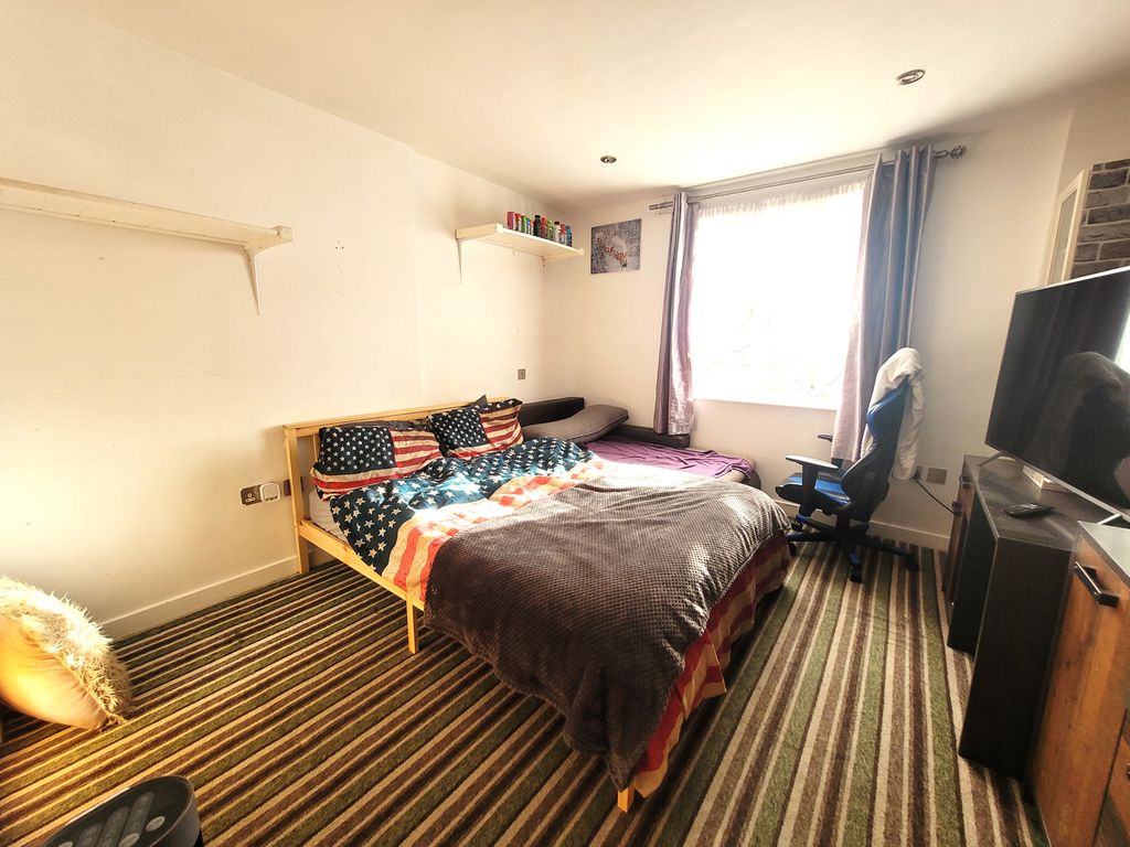 Property photo 2 of 5 Balcony