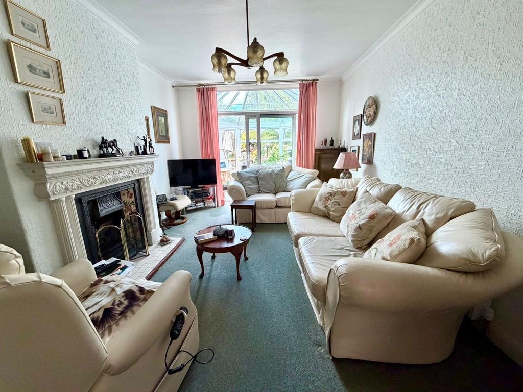 Property photo 3 of 19 Lounge