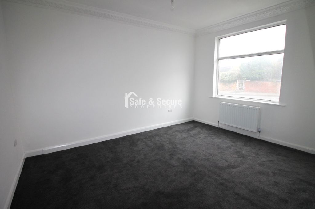 Property photo 2 of 10 Living Room (1)