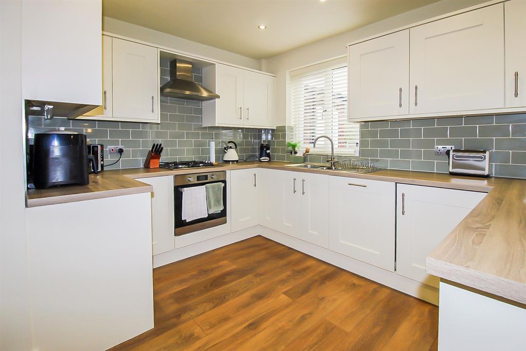 Property photo 3 of 12 Kitchen/Dining Room