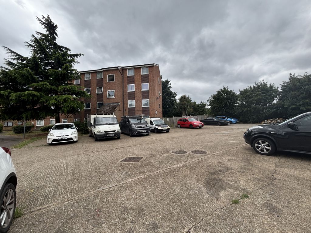 Property photo 1 of 8 2-Bed First Floor Flat Situated In Barking - With Parking
