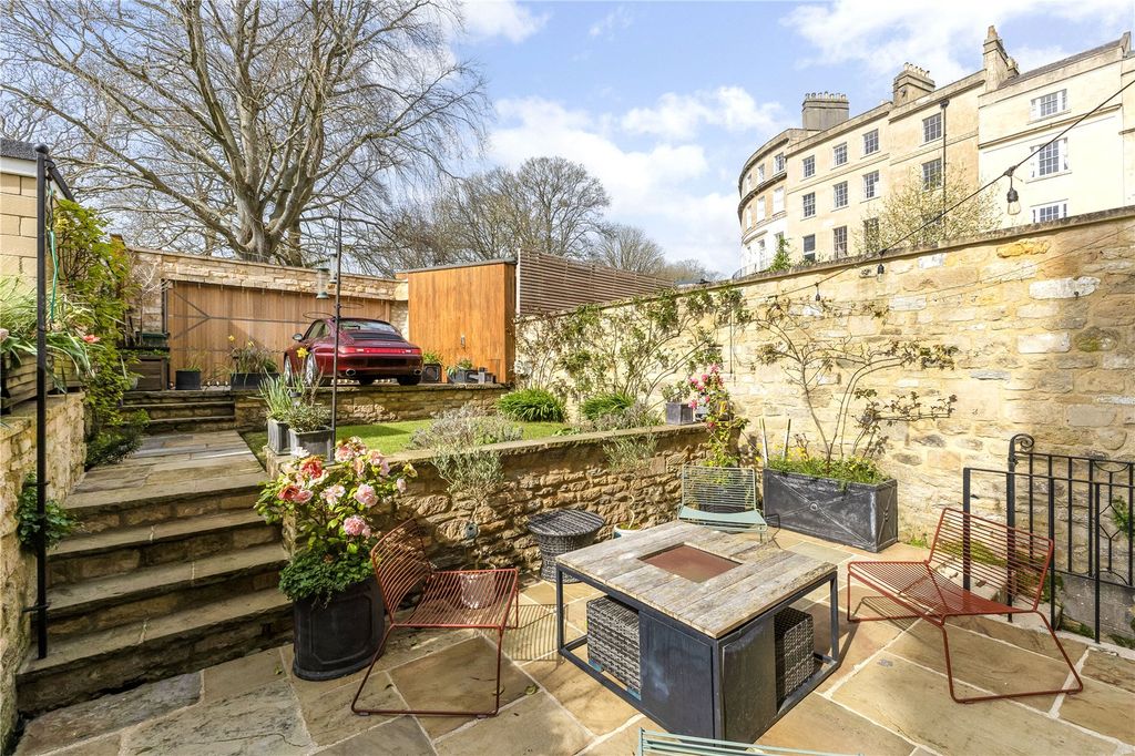 Property photo 3 of 24 Garden