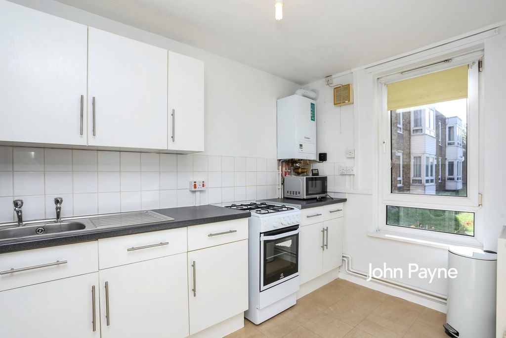 Property photo 3 of 10 Kitchen