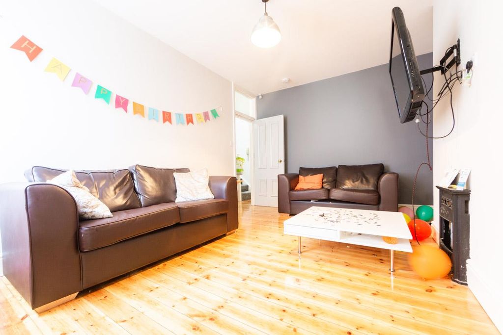 Property photo 2 of 6 19 Wolseley Garden.Jpg