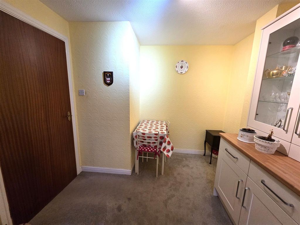 Property photo 3 of 11 Dining Kitchen Cont