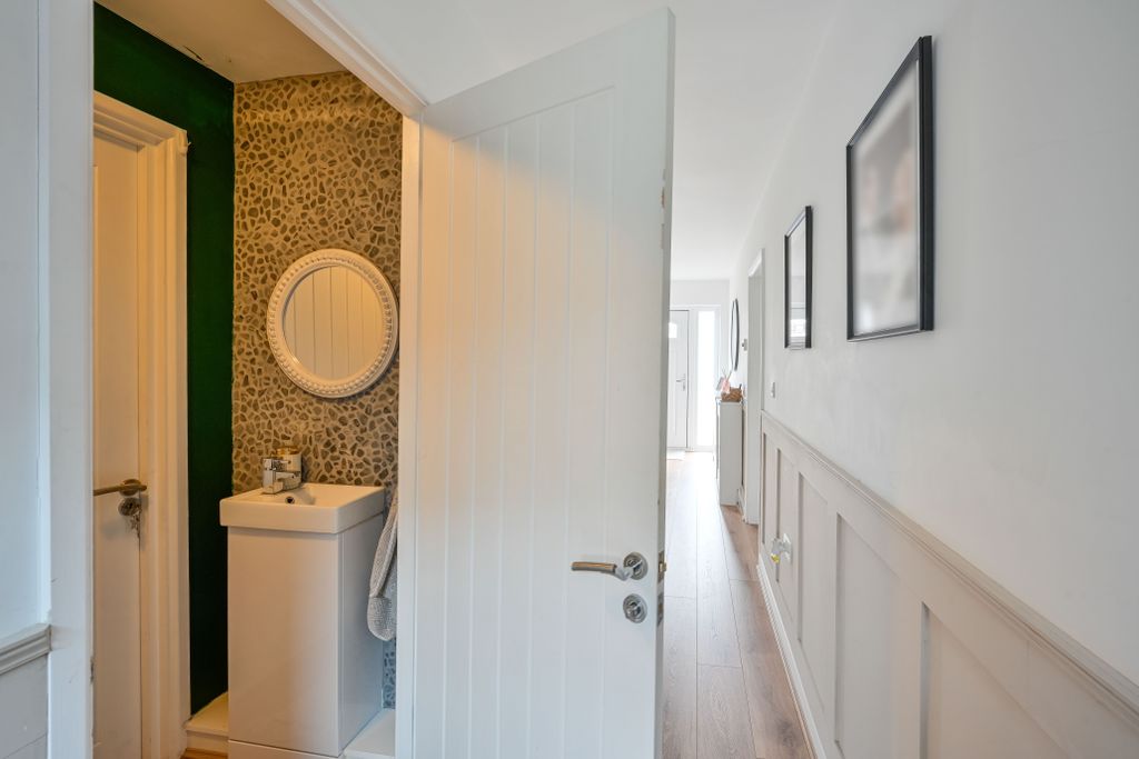 Property photo 3 of 18 Guest Cloakroom