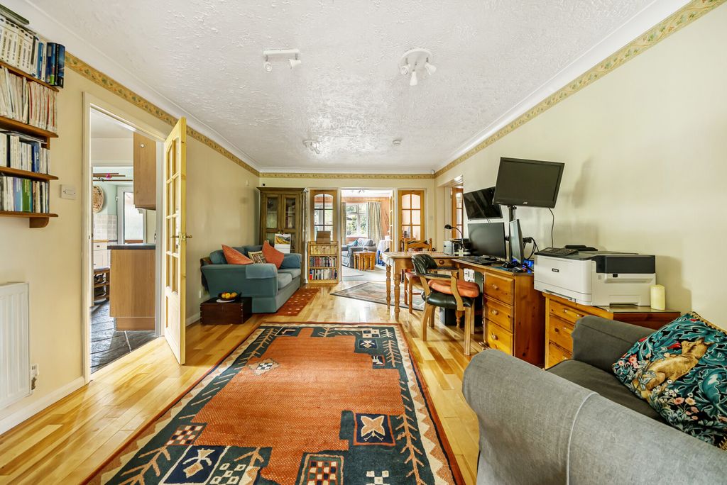 Property photo 2 of 24 Middle Room