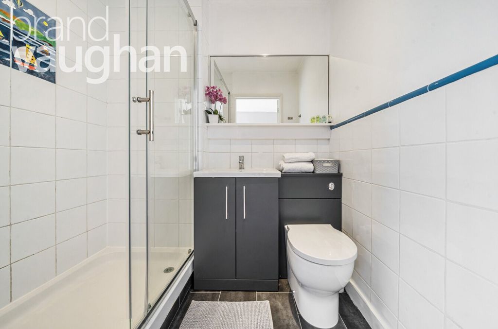 Property photo 3 of 13 Ensuite