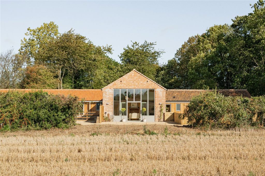 Property photo 1 of 16 East Barn