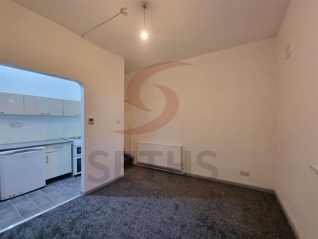 Property photo 3 of 6 Lounge Kitchen