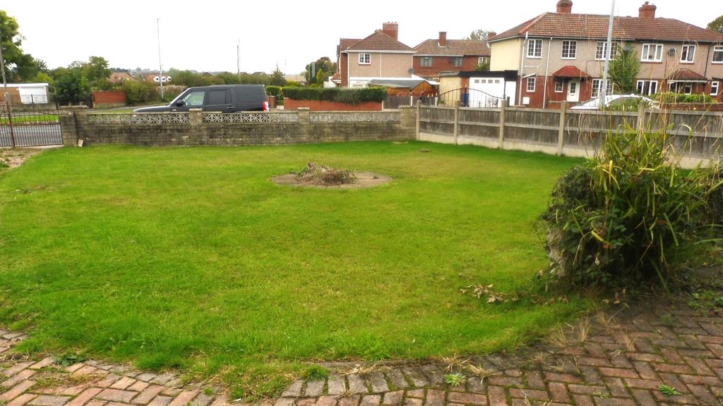 Property photo 2 of 18 Front Garden