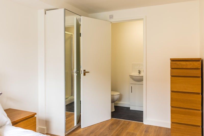 Property photo 3 of 9 Ensuite - £910 Available Now