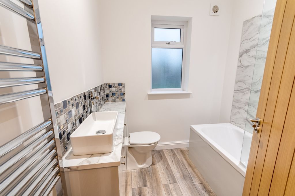 Property photo 2 of 14 Ewemove Estate Agent Scunthorpe - Bathroom