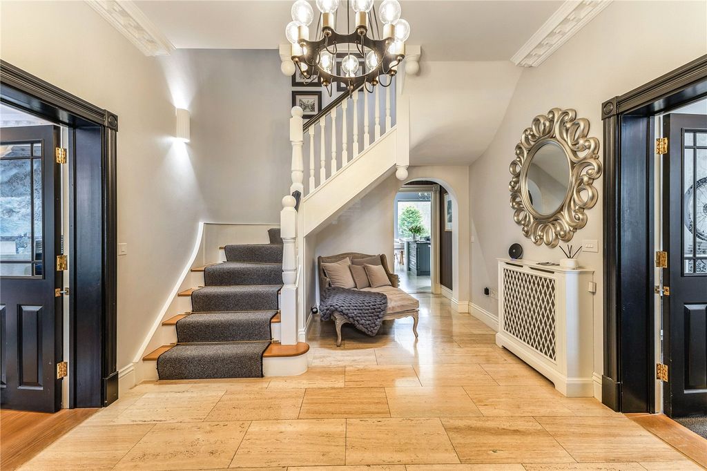 Property photo 2 of 30 Entrance Hall