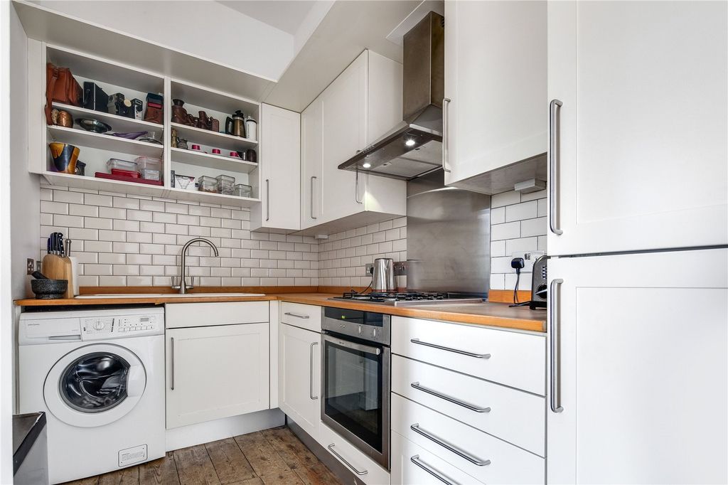 Property photo 3 of 11 Kitchen