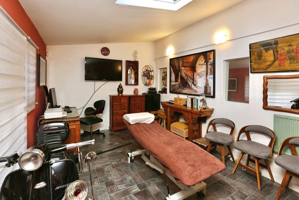 Property photo 3 of 12 Pbox-Img.Jpg