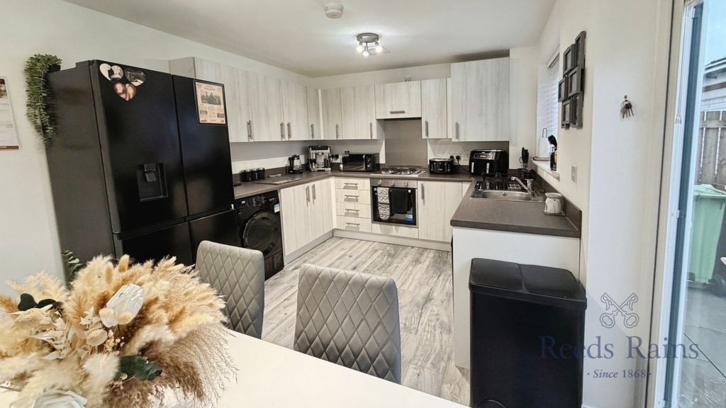 Property photo 3 of 16 Kitchen