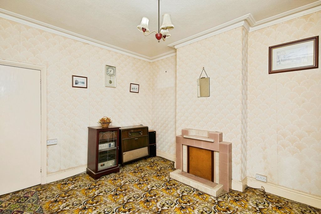 Property photo 3 of 14 Lounge