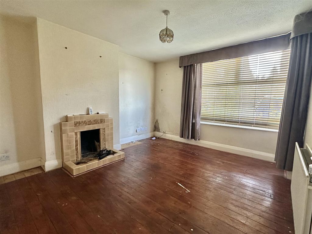 Property photo 2 of 10 Living Room