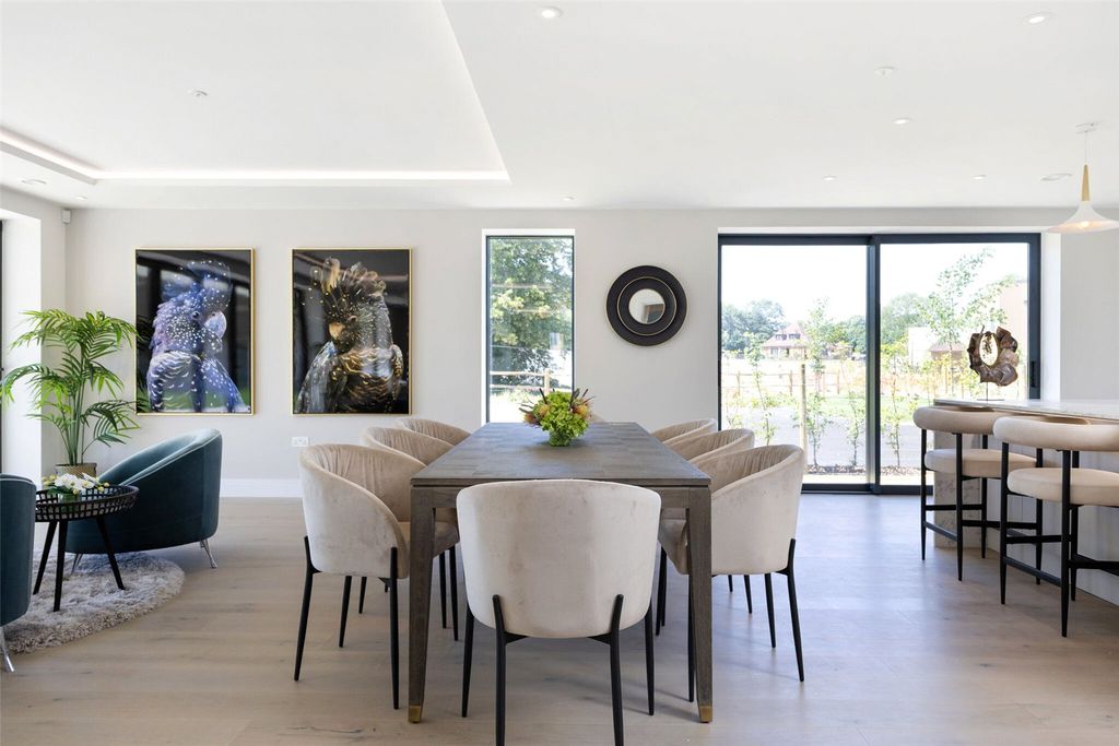 Property photo 3 of 11 Show Home