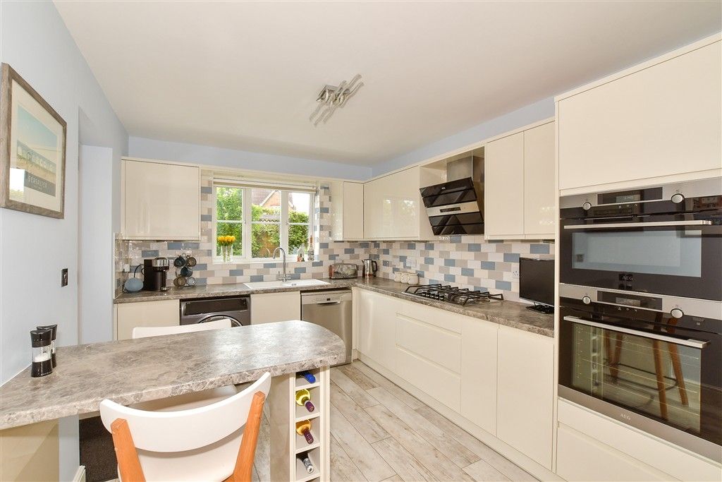 Property photo 3 of 19 Kitchen