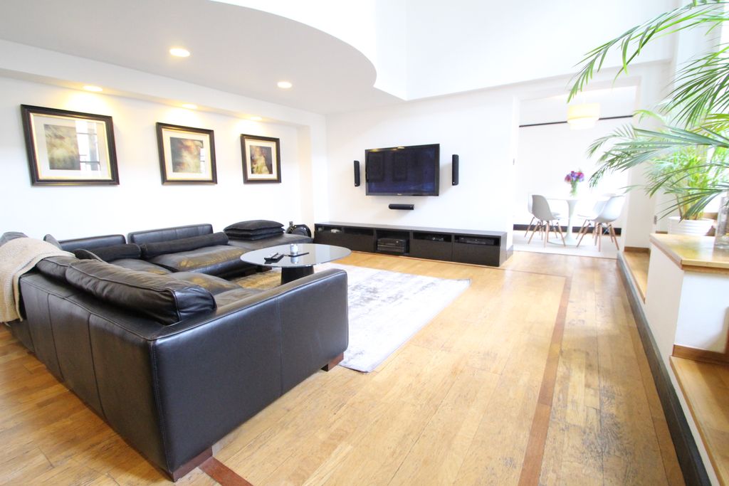 Property photo 3 of 11 Lounge