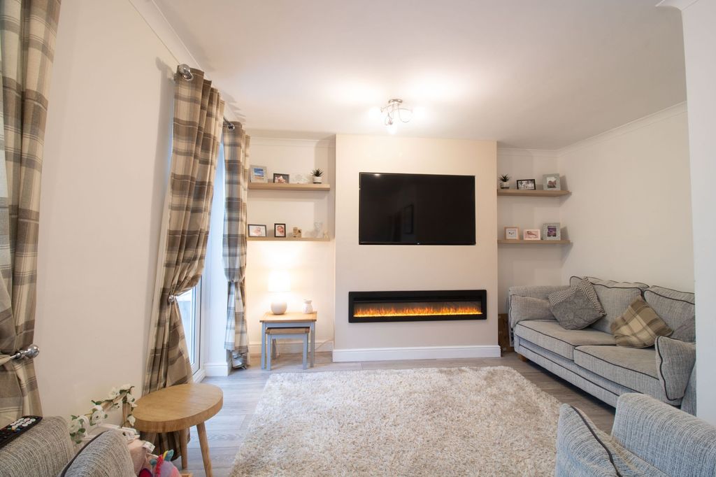 Property photo 2 of 25