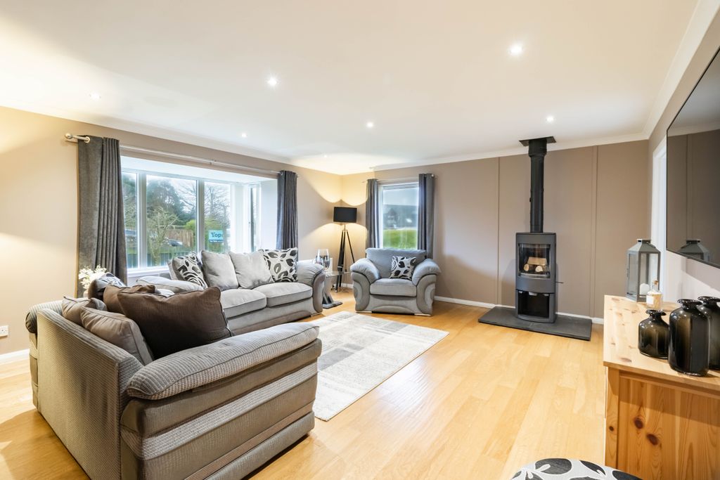 Property photo 2 of 46 Lounge