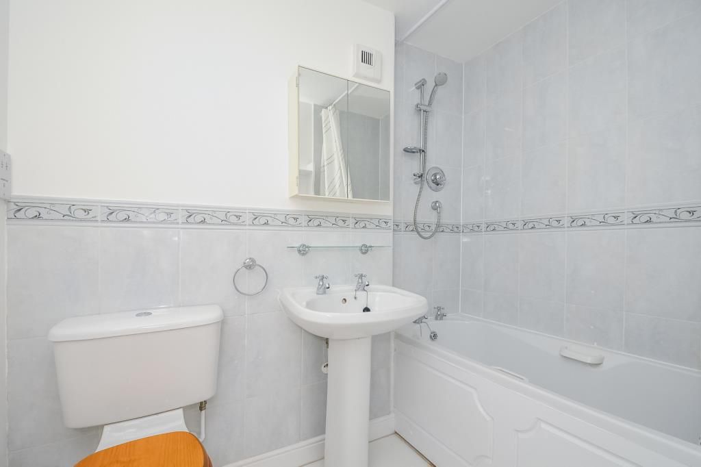 Property photo 2 of 11 Bathroom