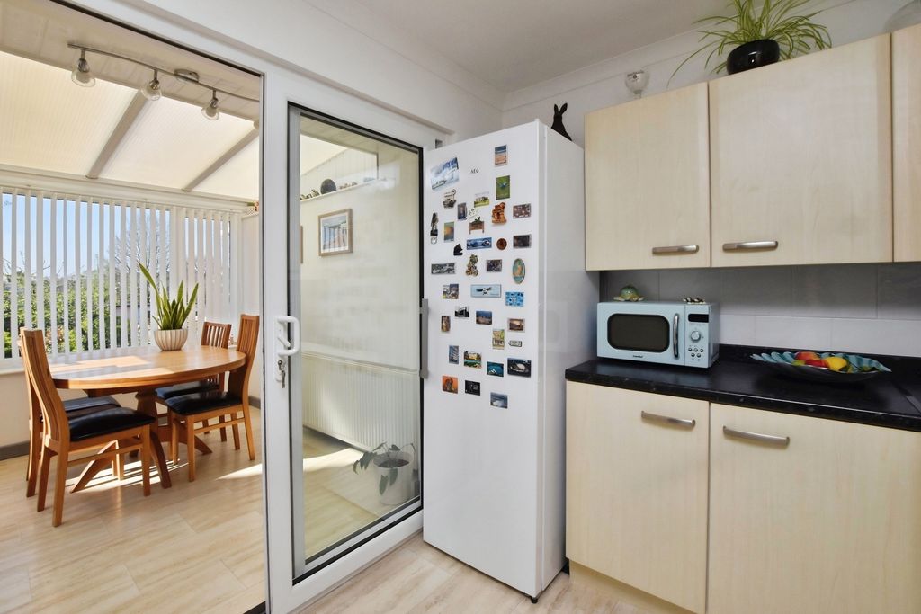 Property photo 3 of 17 Kitchen