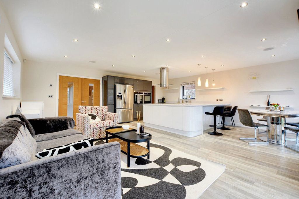 Property photo 3 of 27