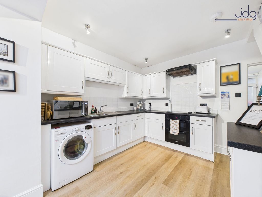 Property photo 3 of 11 Kitchen