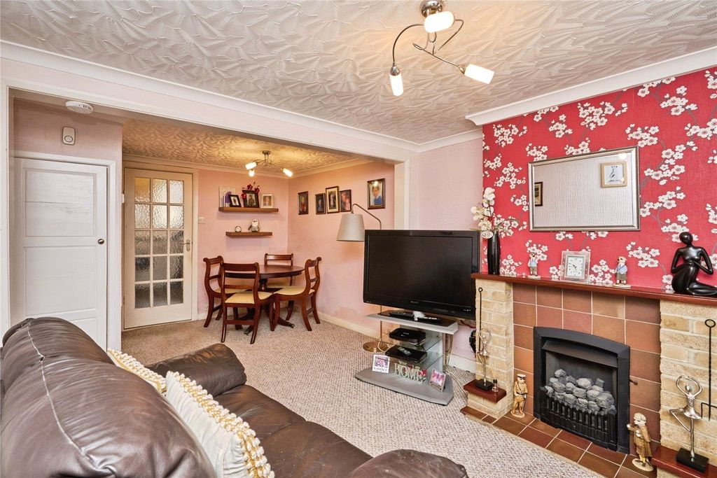 Property photo 3 of 14 Lounge