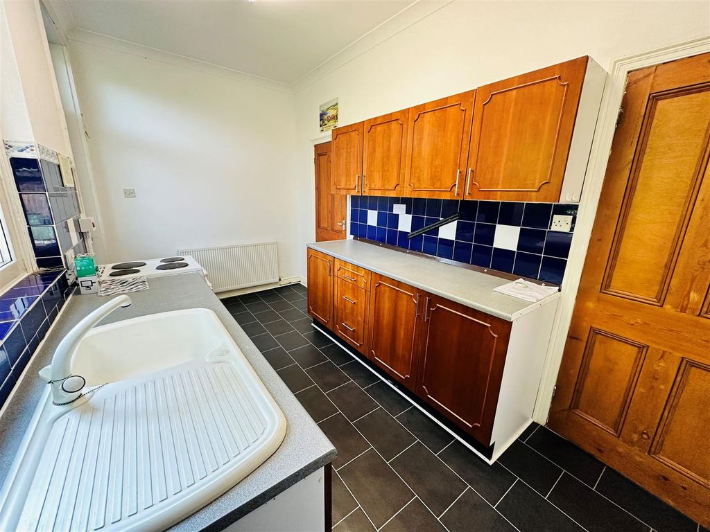 Property photo 3 of 7 Kitchen