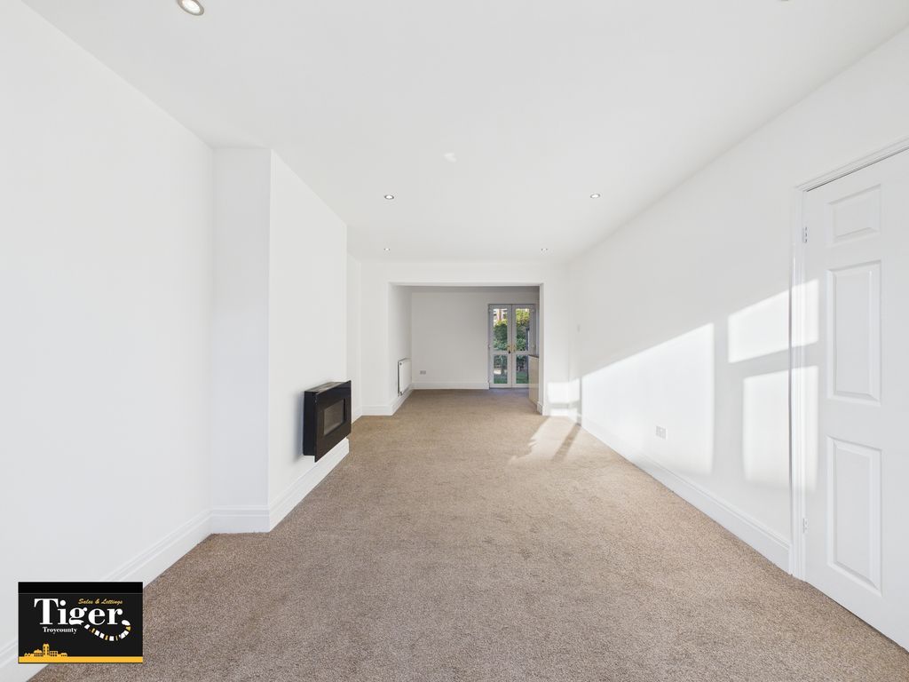 Property photo 3 of 20 Cam03440G0-Pr0489-Still015