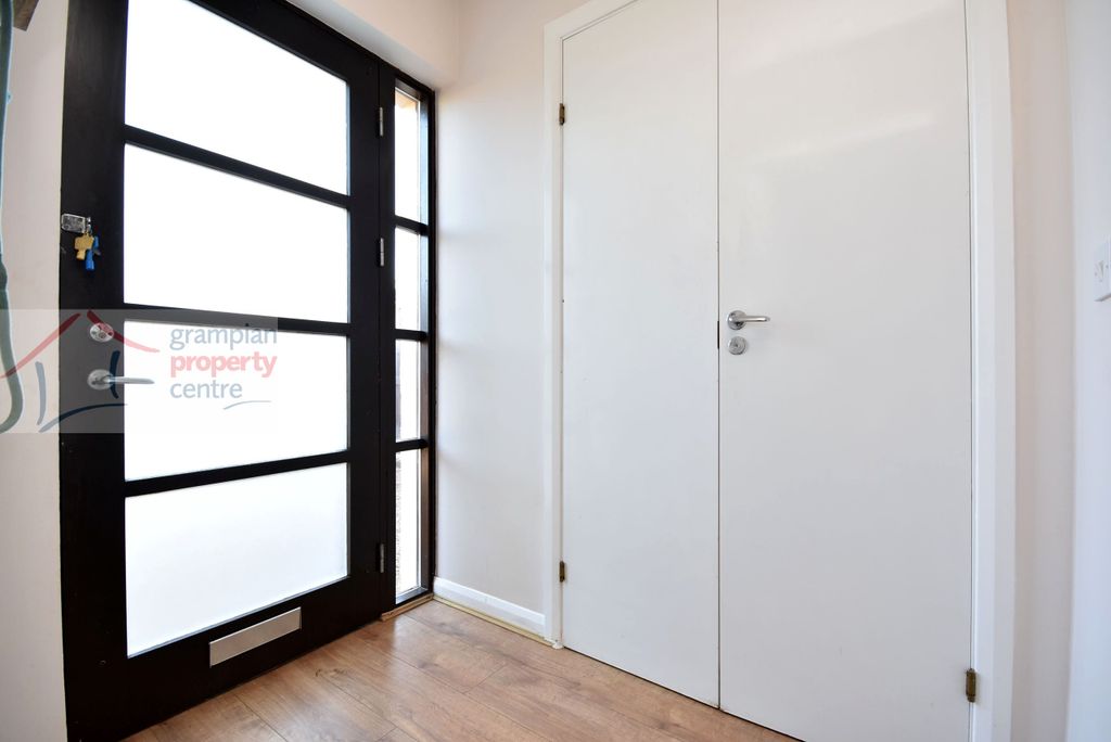 Property photo 3 of 22 Entrance Hall .Jpg