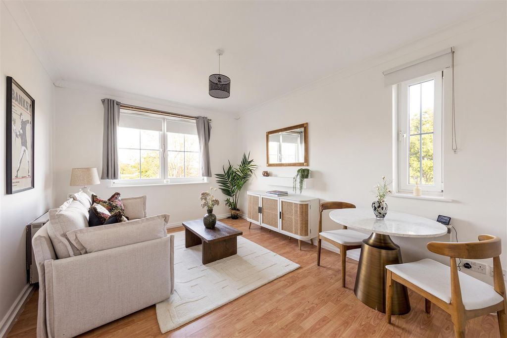 Property photo 1 of 21 Horn Lane, E18