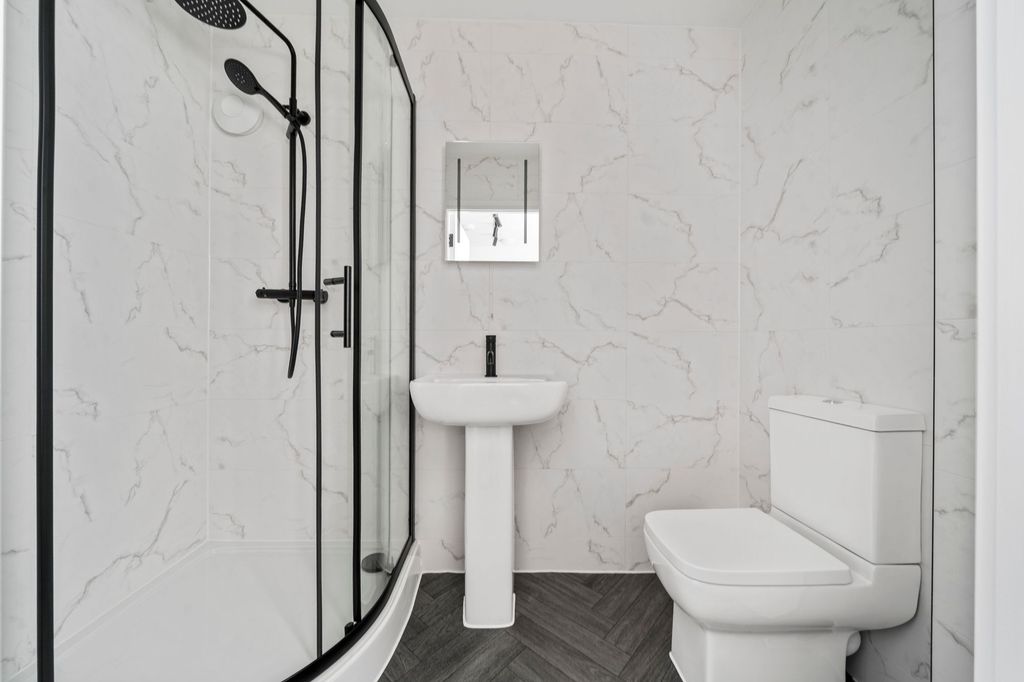 Property photo 3 of 16 Bathroom