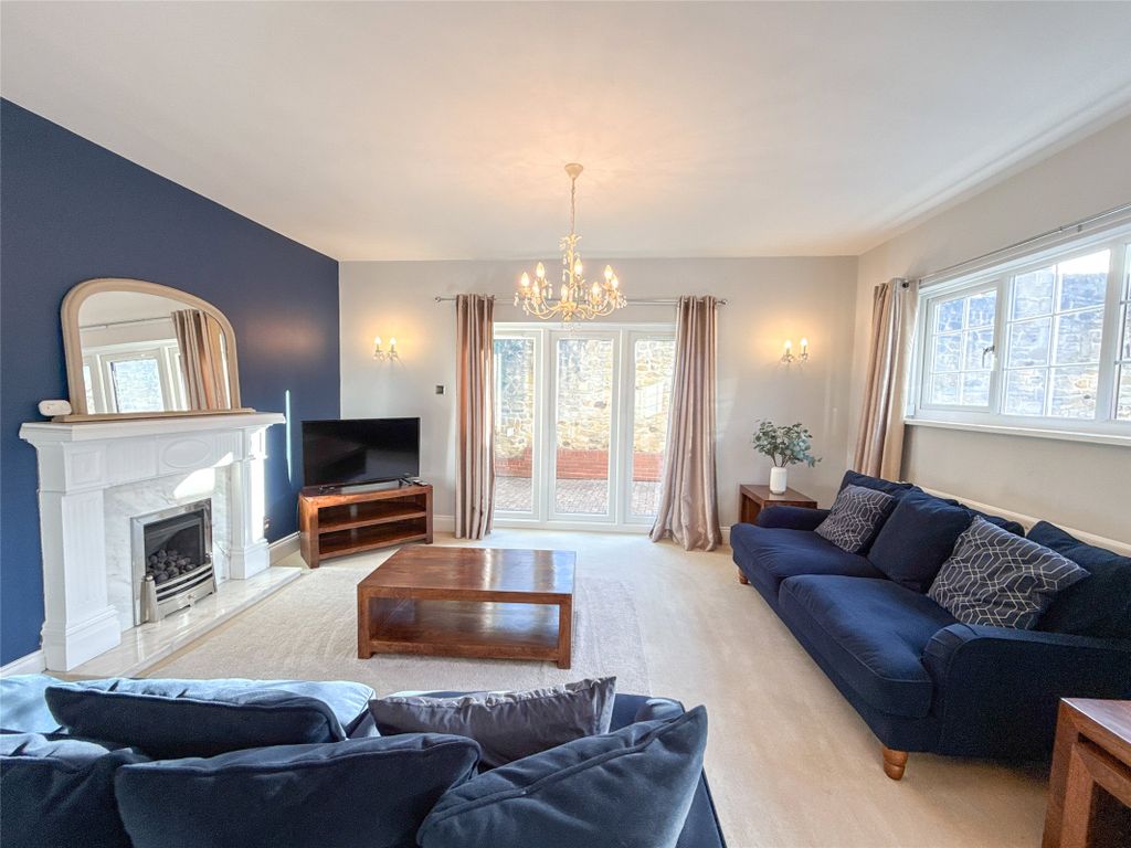 Property photo 3 of 27 Lounge