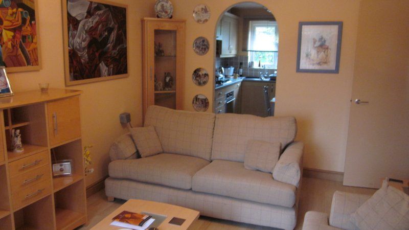 Property photo 3 of 8 Spacious Lounge
